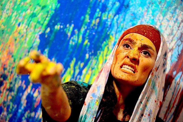 زهره رمضانی بازیگر نمایش زلف بر باد بده و چند چيز ديگر